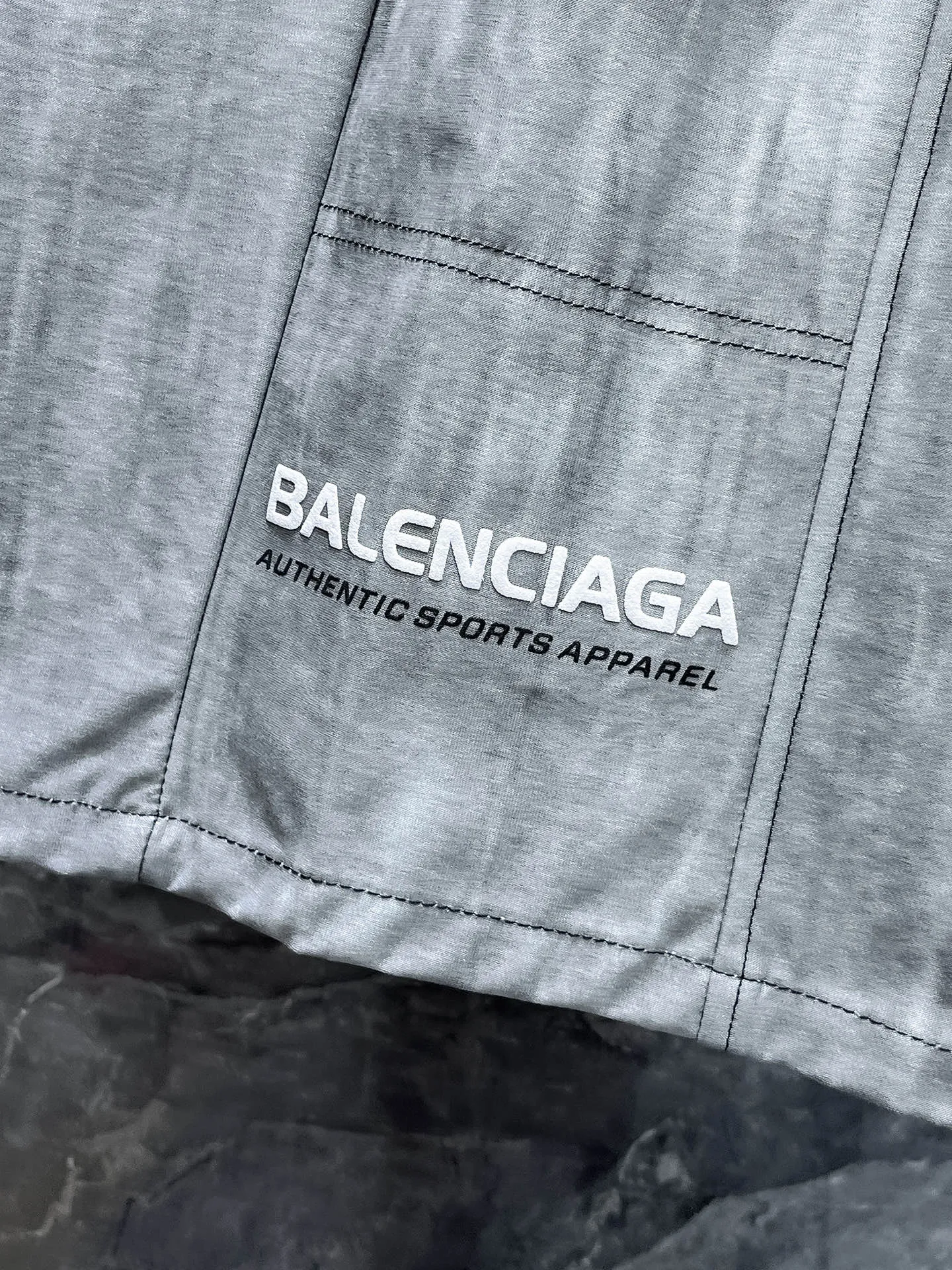 Balenciaga's three-standard complete 2026 summer New Arrival men's casual shorts, advanced custom-made Breathable fabric, Breathable fabric, extremely stretchy and comfortable, impeccable details, top-grade accessories, original logo design concept, delicate and soft feel! The upper body shape is awesome! Size: M-XXXL Please state your height and weight when ordering